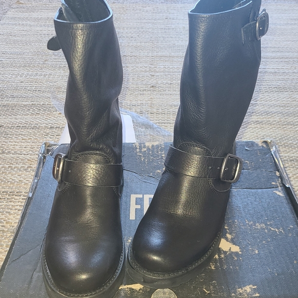 Frye Veronica Short Boot - Picture 2 of 4